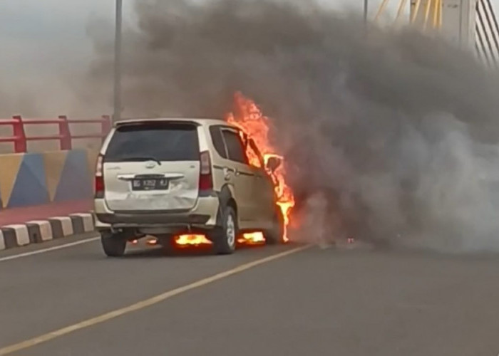 Melintas di Atas Jembatan Musi IV Palembang, Mobil Toyota Avanza Hangus Terbakar 