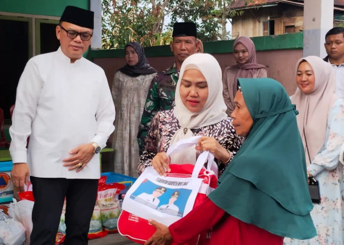 Korban Kebakaran di Lintang Kanan Dapat Bantuan Langsung dari Bupati Empat Lawang H Joncik Muhammad