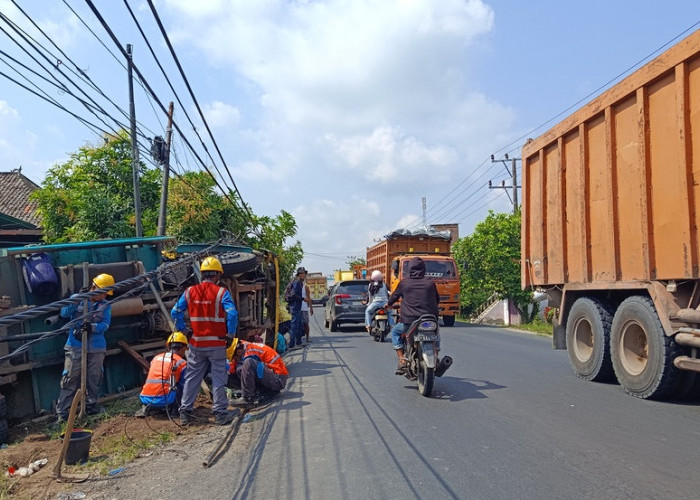 Hindari Kucing yang Menyeberang, Truk Pengangkut Daun Nipah di Ogan Ilir Tabrak Tiang Listrik