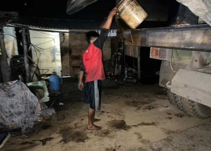 Gerebek Gudang Penampungan Ilegal Solar di Kertapati Palembang, 4 Orang Diamankan Polisi
