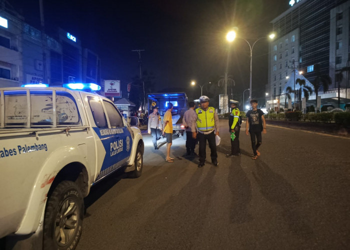 Dua Mobil Mahasiswa di Palembang Kebut-kebutan di Jalan Tabrak Pasutri Menyebrang Jalan, Satu Tewas 