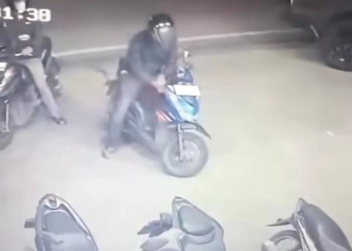 Pelaku Curanmor di Palembang dengan Mudah Gasak Motor di Parkiran Minimarket, Hanya Butuh 5 Detik