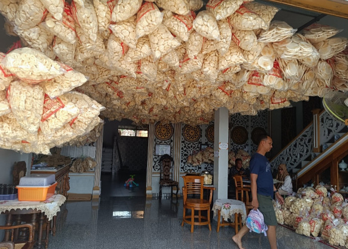 Penjualan Kerupuk Kemplang Kayuagung Mulai Meningkat Dekati Lebaran, Terus Goreng hingga H-4