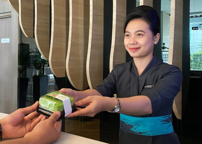 Rayakan Hari Pelanggan, Hotel THE 1O1 Palembang Rajawali Bagikan Kue 'Ketan Srikaya' Khas Palembang