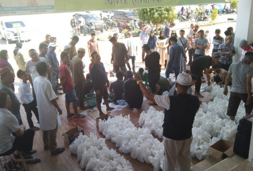 Ratusan Warga Antrean Tunggu Pembagian Daging Kurban di Masjid An-Nur