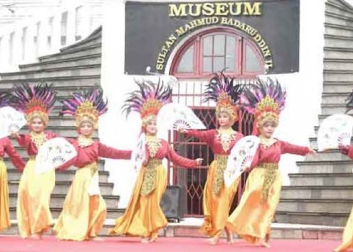 Pelajar Adu Kreasi Seni Tari pada Festival Palembang The Beginning di Pelataran Museum SMB II Palembang