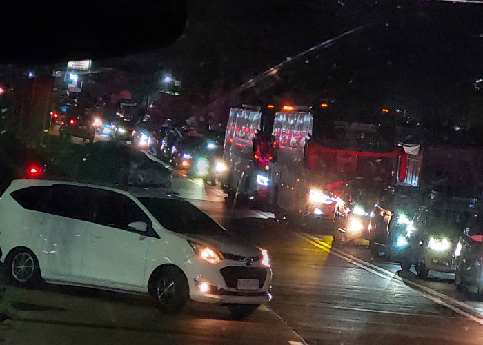 WAW Kendaraan Mengular di Pintu Pelabuhan Merak, Ribuan Pemudik Antre 3 Km Tujuan Sumatera 