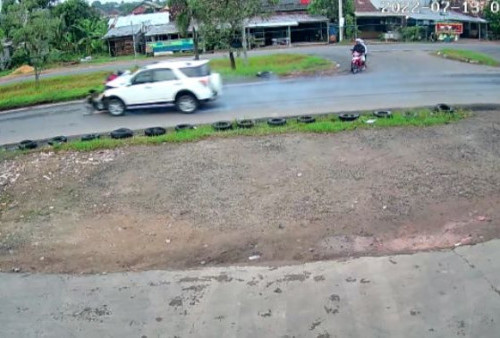 Kronologi Pengendara Motor Melayang Dihantam Terios di Jalan Noerdin Pandji