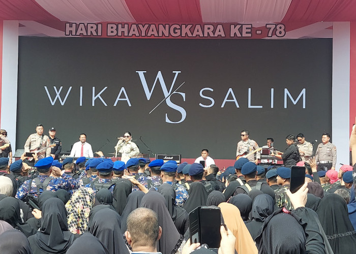 Wika Salim Ajak Personel dan Warga Bergoyang di HUT Bhayangkara ke-78 Polda Sumsel.