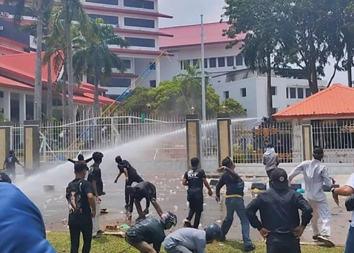 Aksi Demo Warga Melayu Tolak Relokasi Rempang Galang di Kantor BP Batam Berujung Ricuh, Pecah Aksi Lempar Batu