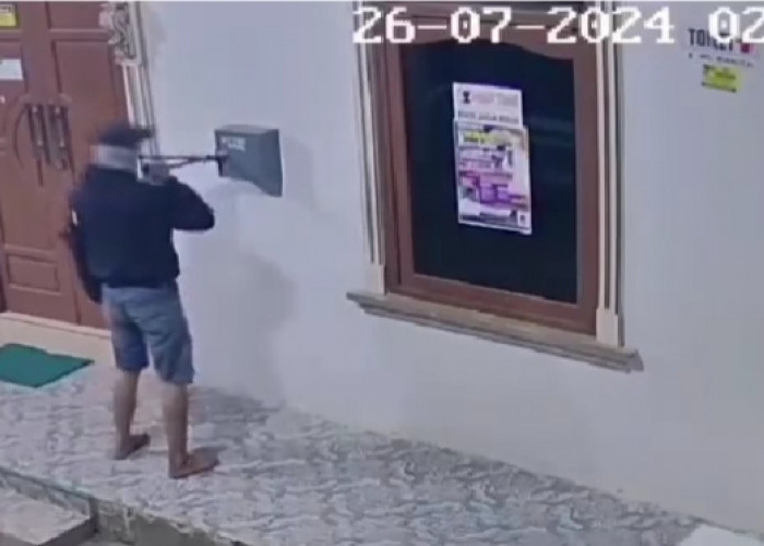 Pakai Gunting Besi, Kotak Amal Mushala yang Digantung di Dinding Dijebol Maling, Aksi Pelaku Terekam CCTV