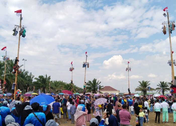 BPKAD Kabupaten Ogan Ilir Sukses Gelar Lomba Panjat Pinang HUT RI ke-79