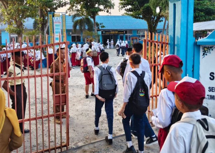 Sejumlah Orang Tua Hantar Anak Hari Pertama ke Sekolah