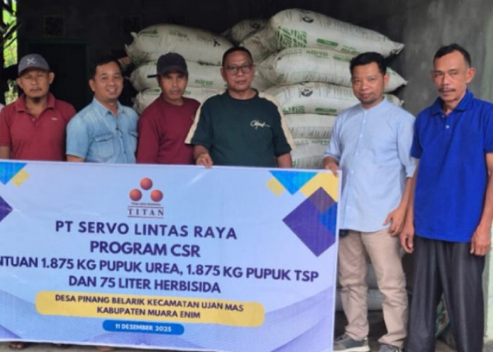 PT SLR Salurkan 7,1 Ton Pupuk Untuk Kelompok Tani di Desa Pinang Belarik Ujan Mas Muara Enim 