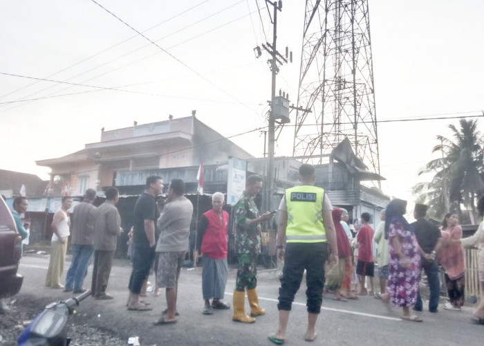 Kebakaran Ruko di Ogan Ilir Hingga Nyaris Tak Tersisa, Kapolsek Muara Kuang Inisiatif Berikan Bantuan