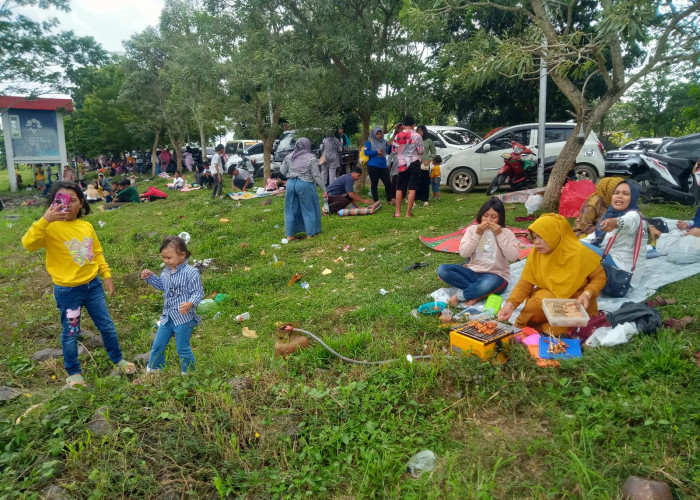 Pengunjung yang Piknik ke JSC Palembang Membludak