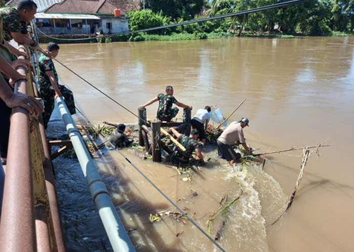 Sampah di Sekitar Jembatan Desa Penyandingan Teluk Gelam OKI Dibersihkan Babinsa Bersama Warga