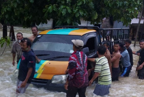   Mobil dan Motor Tidak Bisa Melintas, Desa Kelumpang Jaya Banjir 