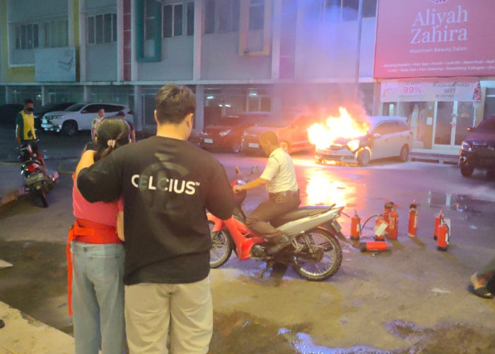 Diduga Korsleting, Mobilio Putih Terbakar di Parkiran OPI Mall, Pengunjung Panik