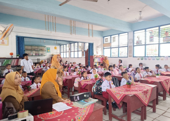 Pelajar di OKI Masuk Sekolah Pukul 9 Dampak Kabut Asap Kian Pekat