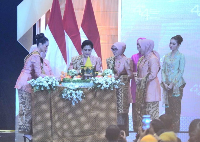 Bersama Ibu Negara Iriana, Pj Ketua Dekranasda Sumsel Tyas Fatoni Hadiri Puncak HUT Ke-44 Dekranas