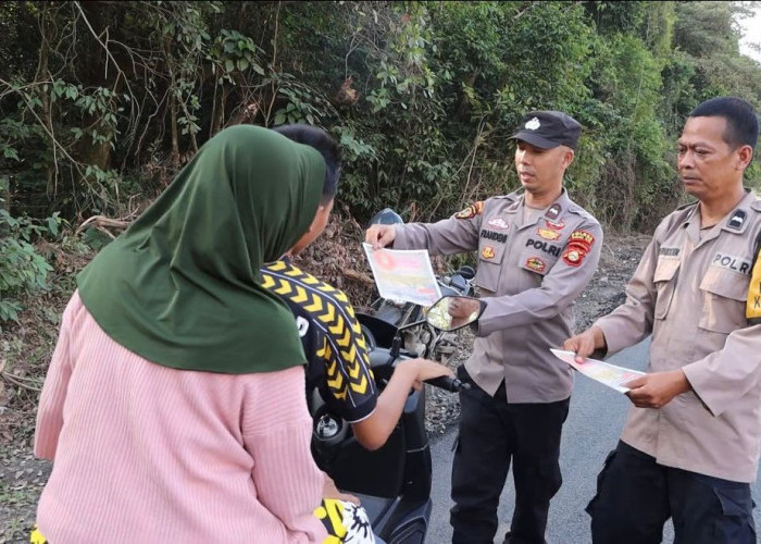 Polsek Tanjung Batu Ogan Ilir Gelar Patroli Terpadu dan Bagikan Stiker Imbauan Larangan Bakar Hutan dan Lahan