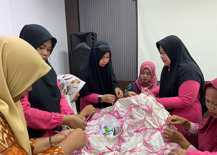 Jumputan Sumatera Selatan Dilestarikan, CSR PT TeL Dorong Desa Jadi Kampung Kerajinan
