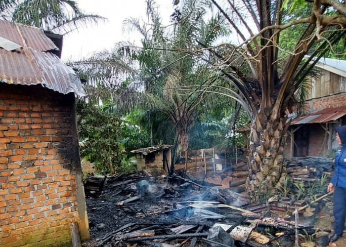 Hujan Gerimis, Rumah Warga Kampung Jawa Timur, Empat Lawang Kebakaran