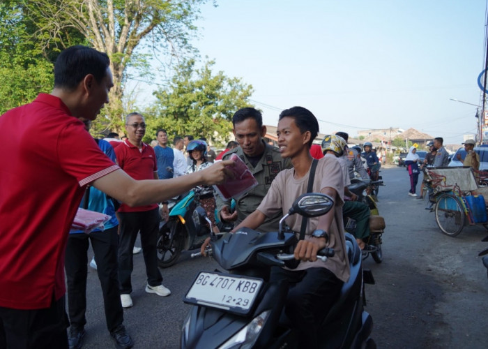 Bupati OKI Bagikan 3.000 Bendera Merah Putih, Ajak Warga Semarakkan HUT Ke-81 RI