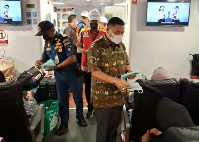 Pelindo Group Reg 2 Palembang Gelar MWT: Bagi Masker dan Pantau Layanan Kapal di Tengah Kabut Asap 