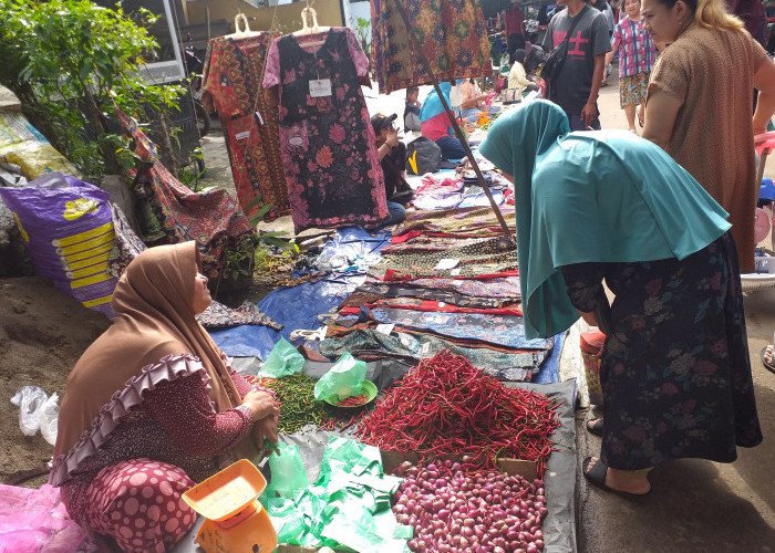 Ibu-ibu Pilih Masakan Manis, Pedasnya Harga Cabai di Pasar Tradisional Palembang, Tembus Rp100 Ribu 