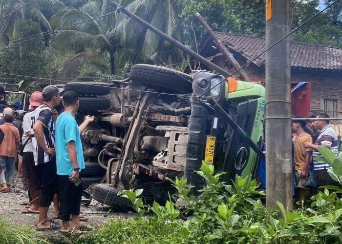 Rem Blong Jadi Biang Keladi Tabrakan Maut di Truk v Angkot? 