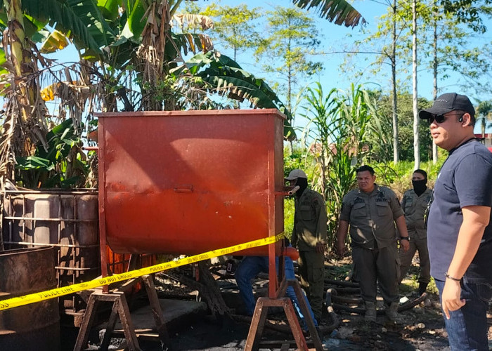 Lima Gudang Penampungan Minyak Ilegal di Kawasan Kertapati Palembang Dipasang Garis Polisi