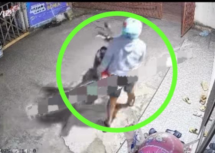 Masuk Pagar Rumah Warga, Pelaku Curanmor di Palembang Terekam Kamera CCTV Angkut Motor Korban 