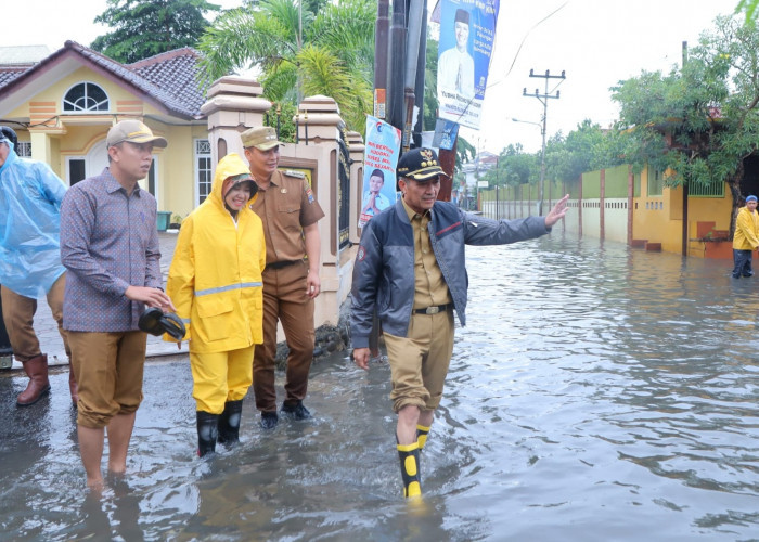   Palembang Hujan Lebat, Ratu Dewa Tinjau Langsung dan Turunkan Petugas PUPR di Kawasan Berpotensi Genangan