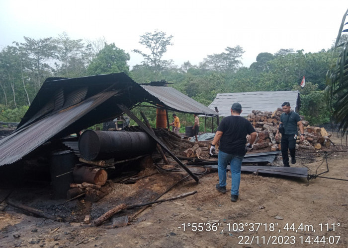Hari Ketiga, Warga dan Pemilik Tempat Penyulingan Minyak Ilegal di Muba Sukarela Bongkar 17 Pondok  