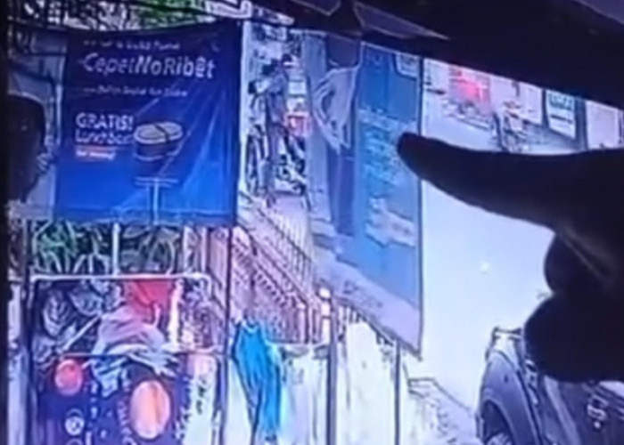 Bawa Bentor, Seorang Pria Terekam CCTV Mencuri di Sebuah Warung Kawasan Plaju 