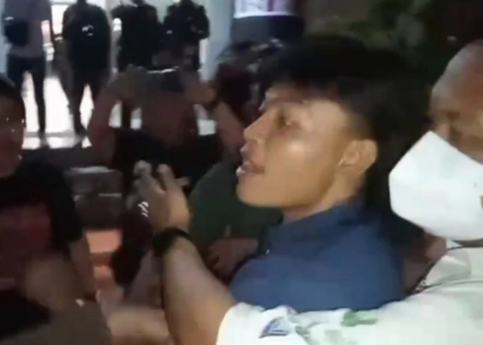 Kisruh Penahanan Kasus Korupsi Kredit Macet Rp1,6 T, Kolega Diduga Halangi Wartawan Ambil Gambar Tersangka