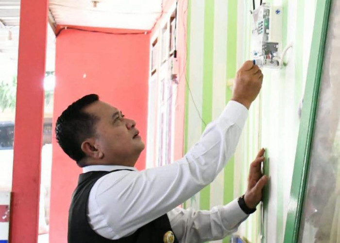 Habis Gelap Terbitlah Terang, Bupati Banyuasin Resmi Naikkan Saklar Listrik Rumah Warga