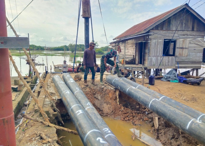 Dukung Peningkatan Perekonomian TNI Bangun Jembatan Gantung di Desa Embacang OKI