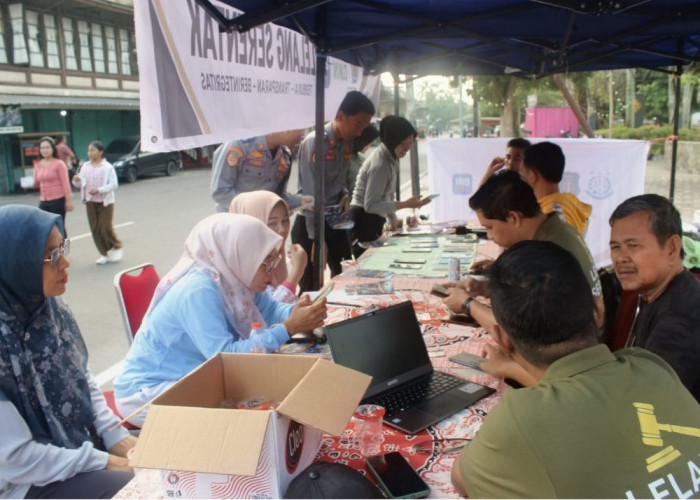 Warga Antusias Lihat Pameran Lelang Barang Rampasan Negara Kejari OKI di CFD Kayuagung