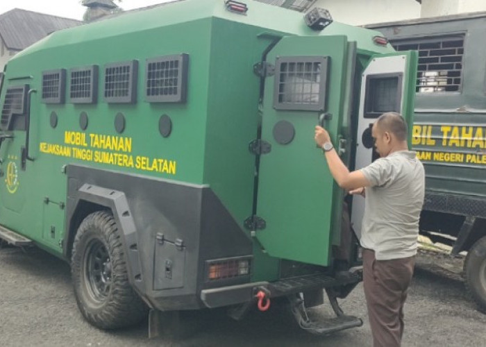 Gagah Bak Kendaraan Taktis, Mobil Tahanan Baru Kejati Sumsel Curi Perhatian di PN Palembang
