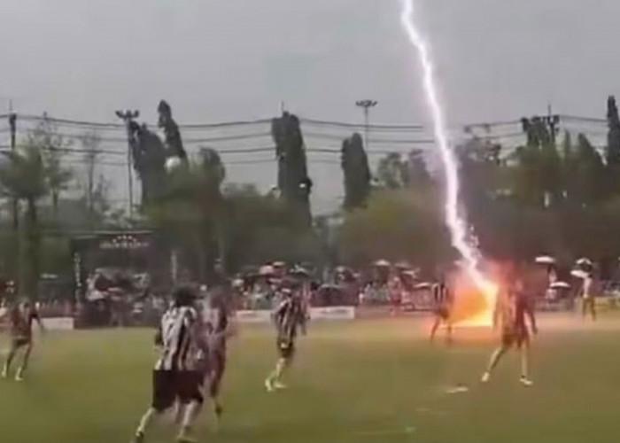 Pesepak Bola Thailand Tewas Tersambar Petir