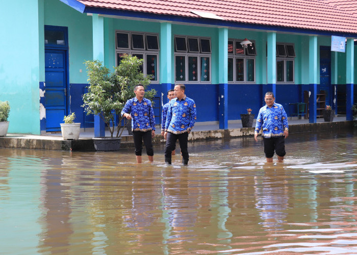 Tinjau Sekolah Terendam Banjir: Kadisdik Kota Palembang Amri : Darurat, Boleh Belajar Daring