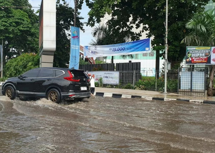 Diguyur Hujan Sebentar, Sejumlah Titik di Kota Palembang Terendam Banjir Setinggi Lutut Orang Dewasa 