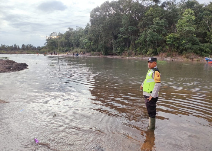 Cek Ketinggian Air Sungai, Polsek Cengal OKI Imbau Masyarakat Waspada Banjir