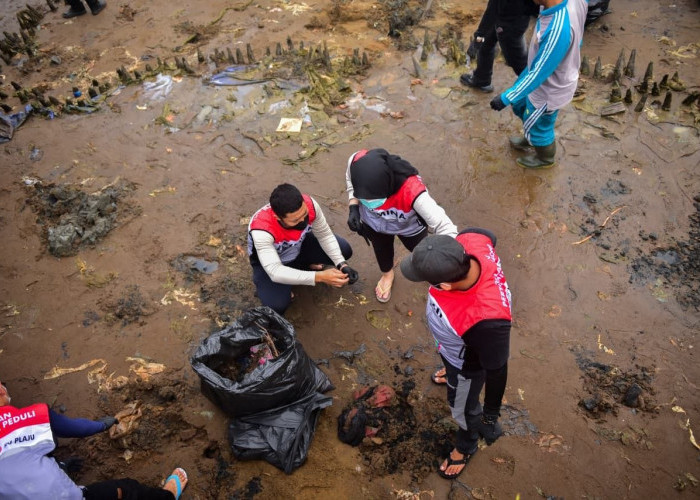Enam ​Relawan Pertamina Peduli RU Plaju Turut Berkontribusi Dalam Aksi Clean Up Sungai Musi