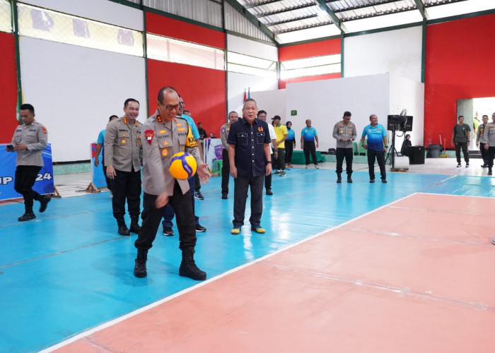 Puluhan Tim Ikuti Turnamen Terbuka Bola Voli Pangdam II Sriwijaya Cup, Kapolda Sumsel Lakukan Ini