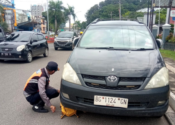 Parkir Sembarangan, Dishub Palembang Gembok Roda Mobil di Kawasan Rumah Sakit Umum 