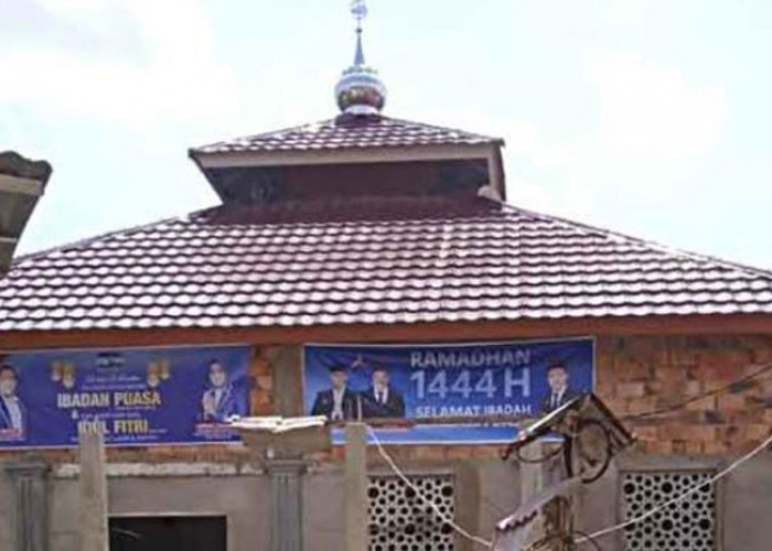 Bawaslu Banyuasin Tertibkan Baliho Caleg di Masjid